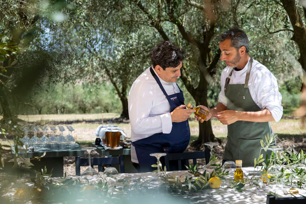 Mauro Colagreco junto a Lucas Bustos preparando el almuerzo exclusivo para sus invitados.